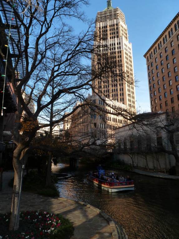 Turistas passeiam de barco pelo River Walk, no centro de San Antonio, no sul do Texas, nos Estados Unidos